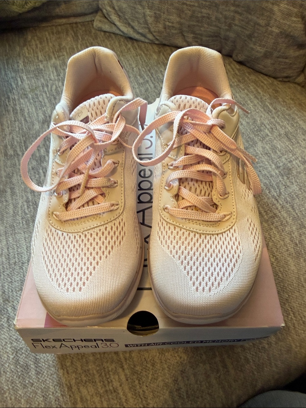 Skechers size 6-1/2 pink women’s shoes in very good condition